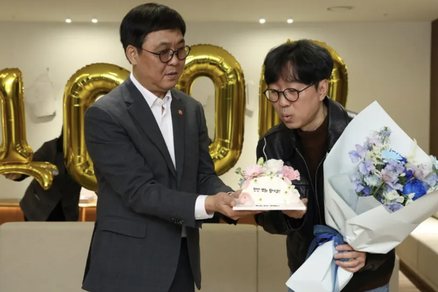 최휘영 문체부 장관, '천만 감독' 장항준 감독 축하