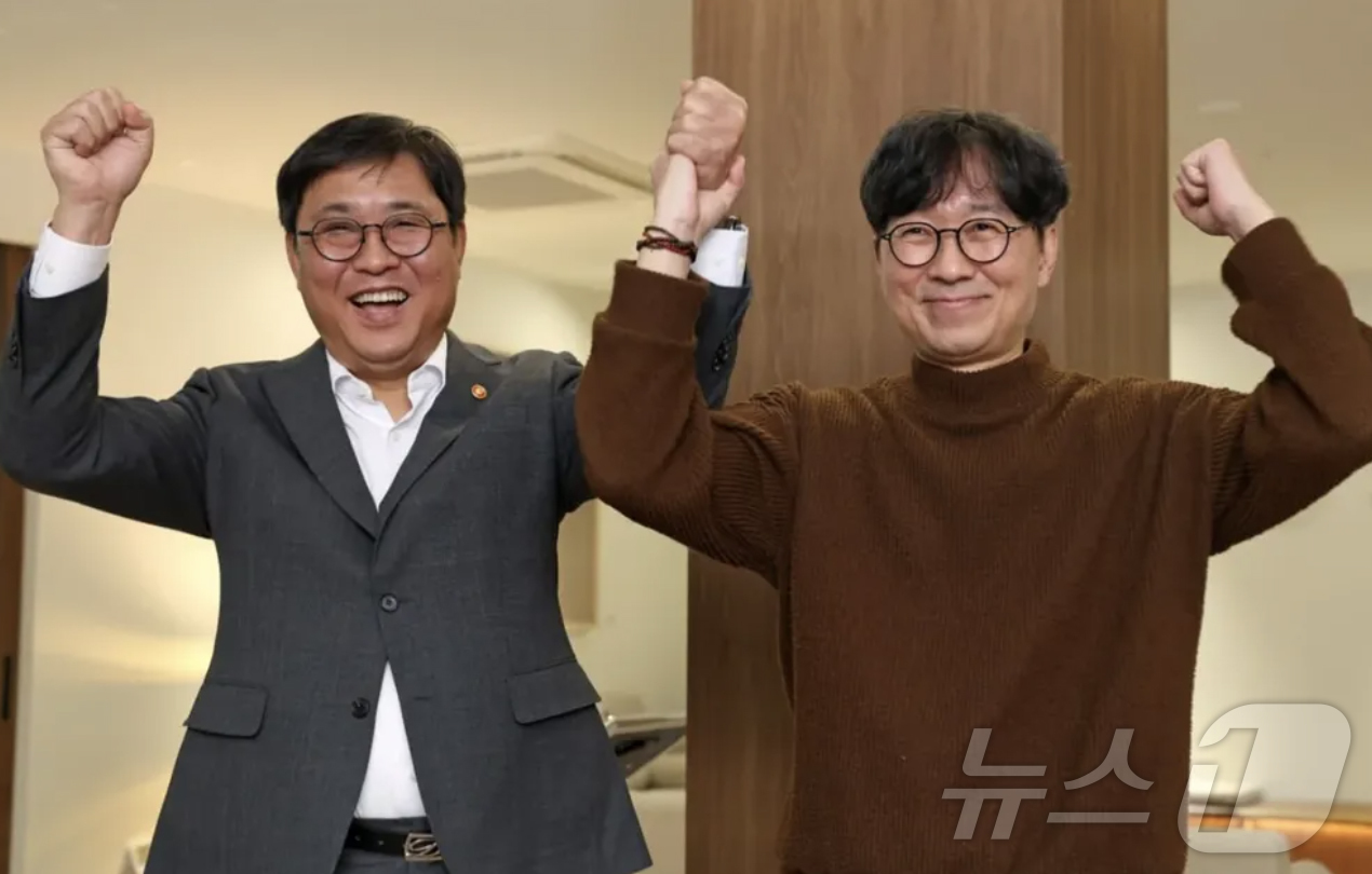 (서울=뉴스1) 김진환 기자 = 최휘영 문화체육관광부 장관이 7일 자신의 사회관계망서비스(SNS)에 천만 관객을 돌파한 영화 '왕과 사는 남자'의 장항준 감독을 만나 인사를 나누고 …