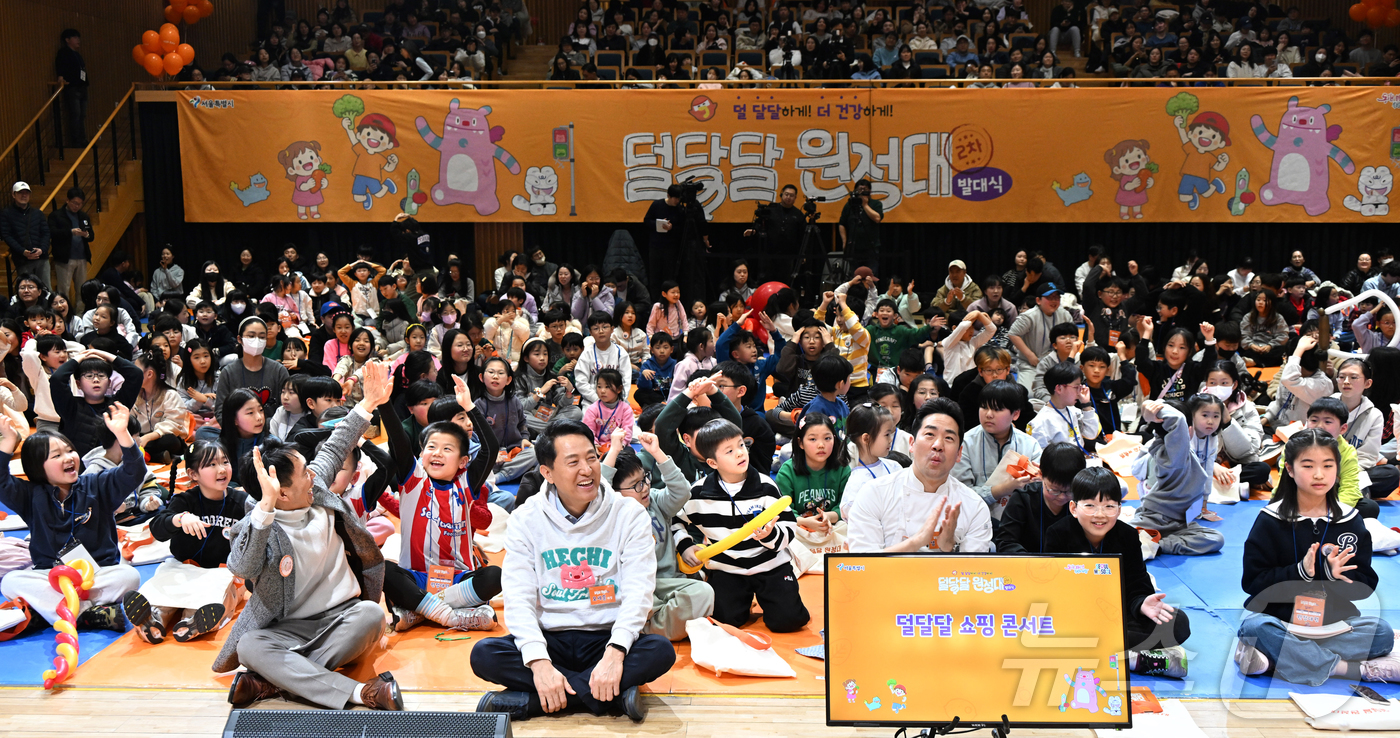 (서울=뉴스1) 김진환 기자 = 오세훈 서울시장이 7일 서울 중구 서울시청 다목적홀에서 열린 '2026 덜 달달 원정대 발대식'에서 진행된 퀴즈 맞추기에 참여하고 있다. (서울시 …