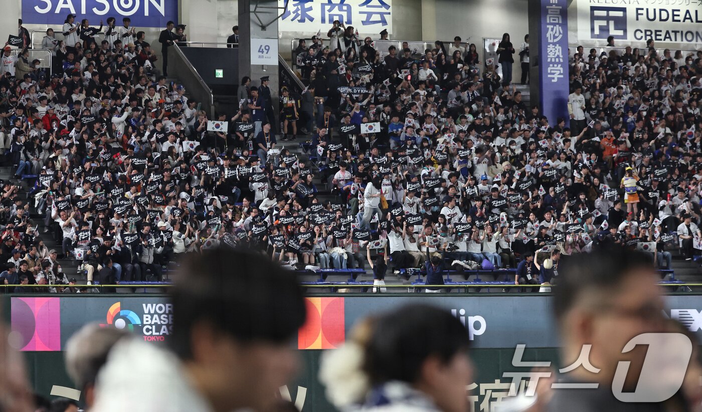 본문 이미지 - 7일 오후 일본 도쿄돔에서 열리는 2026 월드베이스볼클래식 C조 조별리그 일본과의 경기를 앞두고 대한민국 원정 응원단이 응원하고 있다. 2026.3.7 ⓒ 뉴스1 구윤성 기자