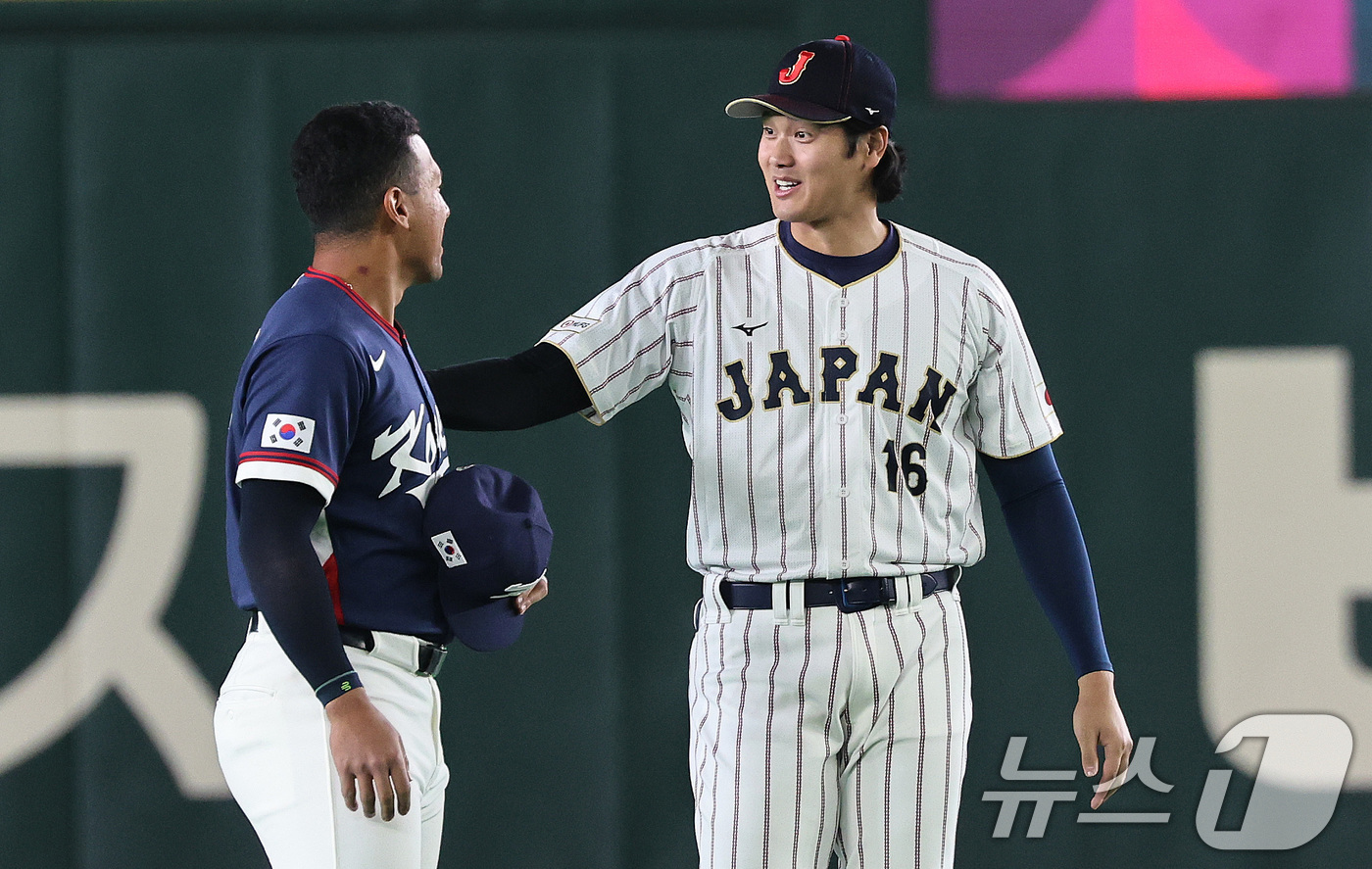 (도쿄=뉴스1) 구윤성 기자 = 7일 오후 일본 도쿄돔에서 열리는 2026 월드베이스볼클래식 C조 조별리그 대한민국과 일본의 경기를 앞두고 저마이 존스와 오타니 쇼헤이가 대화하고 …