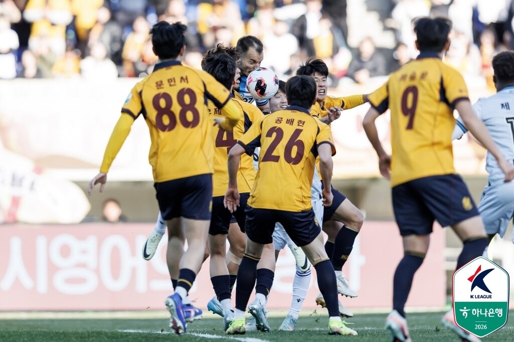 본문 이미지 - 인천 유나이티드 공격수 무고사(왼쪽에서 세 번째)는 7일 열린 광주FC와 하나은행 K리그1 2026 2라운드 원정 경기에서 3골을 놓쳤다. (한국프로축구연맹 제공)