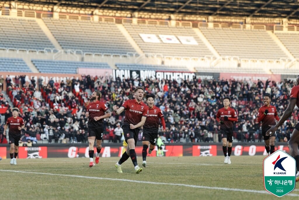 본문 이미지 - 부천FC가 7일 열린 하나은행 K리그1 2026 2라운드 홈 경기에서 대전 하나시티즌과 1-1로 비겼다. (한국프로축구연맹 제공)