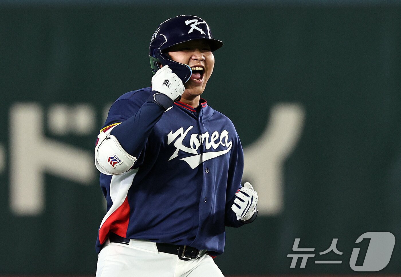 본문 이미지 - 7일 오후 일본 도쿄돔에서 열린 2026 월드베이스볼클래식 C조 조별리그 대한민국과 일본의 경기. 대한민국 문보경이 1회초 2사 1,2루때 2타점 2루타를 친 뒤 포효하고 있다. ⓒ 뉴스1 구윤성 기자