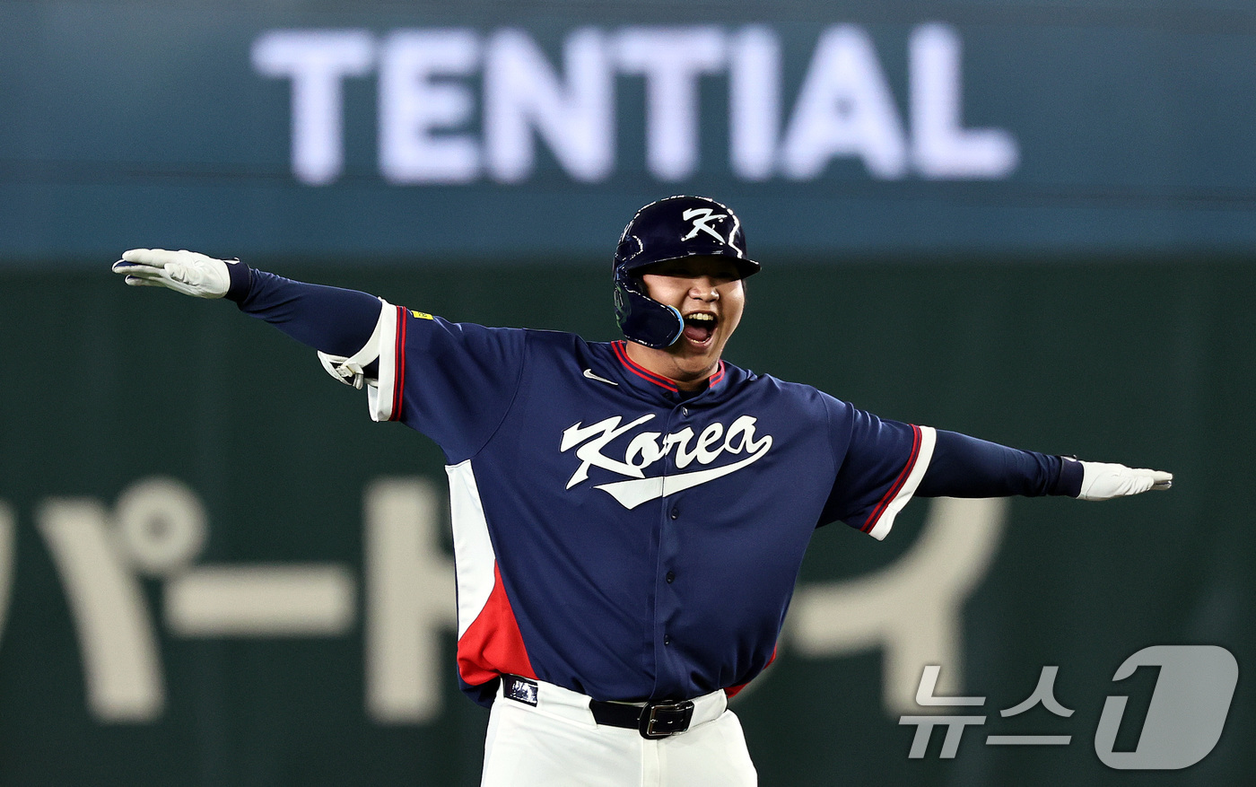 (도쿄=뉴스1) 구윤성 기자 = 7일 오후 일본 도쿄돔에서 열린 2026 월드베이스볼클래식 C조 조별리그 대한민국과 일본의 경기. 대한민국 문보경이 1회초 2사 1,2루때 2타점 …