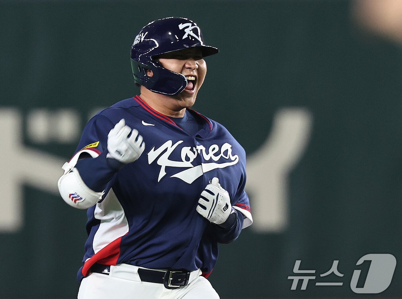 본문 이미지 - 7일 오후 일본 도쿄돔에서 열린 2026 월드베이스볼클래식 C조 조별리그 대한민국과 일본의 경기. 대한민국 문보경이 1회초 2사 1,2루때 2타점 2루타를 친 뒤 포효하고 있다. 2026.3.7 ⓒ 뉴스1 구윤성 기자