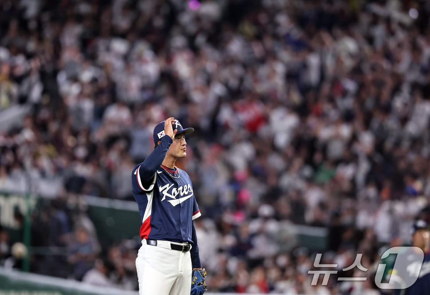 본문 이미지 - 7일 오후 일본 도쿄돔에서 열린 2026 월드베이스볼클래식 C조 조별리그 대한민국과 일본의 경기. 대한민국 선발투수 고영표가 1회말 1사 2루 상황 스즈키 세이야에게 홈런을 맞은 뒤 아쉬워하고 있다. 2026.3.7 ⓒ 뉴스1 구윤성 기자