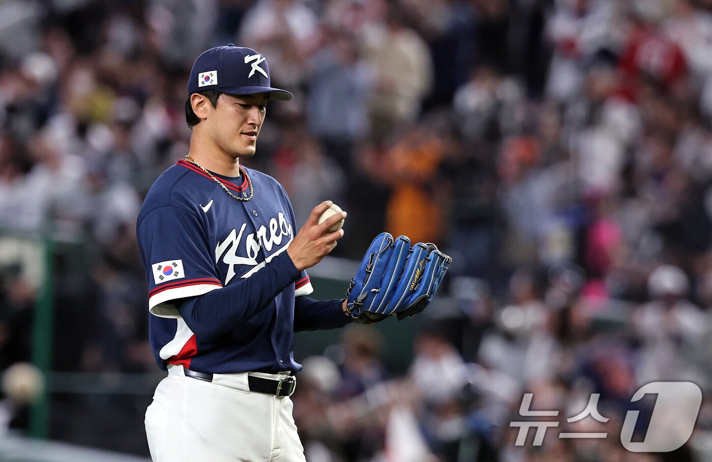 본문 이미지 - 7일 오후 일본 도쿄돔에서 열린 2026 월드베이스볼클래식 C조 조별리그 대한민국과 일본의 경기. 대한민국 선발투수 고영표가 1회말 1사 2루 상황 스즈키 세이야에게 홈런을 맞은 뒤 아쉬워하고 있다. 2026.3.7 ⓒ 뉴스1 구윤성 기자