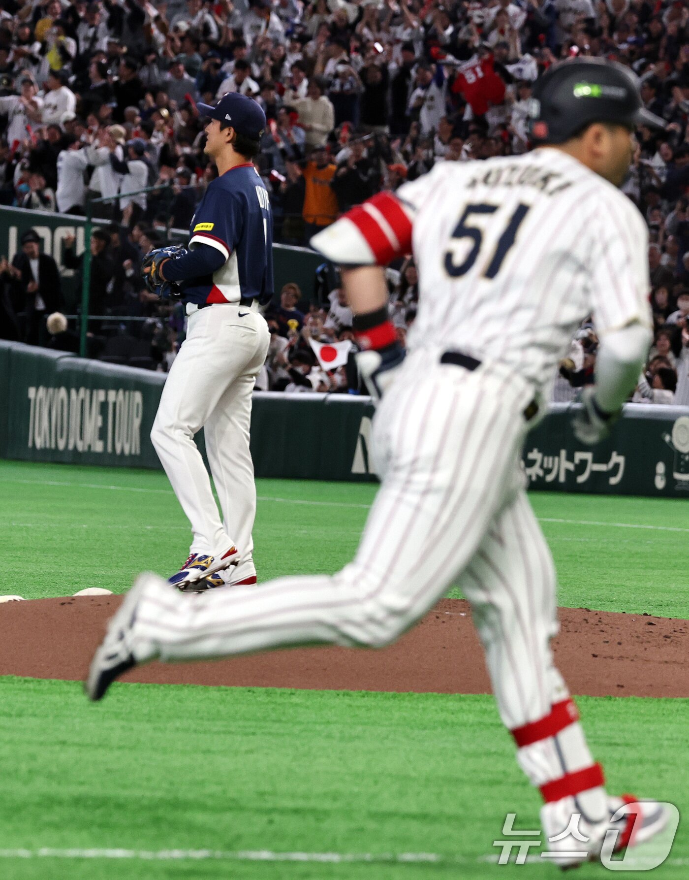본문 이미지 - 7일 오후 일본 도쿄돔에서 열린 2026 월드베이스볼클래식 C조 조별리그 대한민국과 일본의 경기. 대한민국 선발투수 고영표가 1회말 1사 2루 상황 스즈키 세이야에게 홈런을 맞은 뒤 아쉬워하고 있다. 2026.3.7 ⓒ 뉴스1 구윤성 기자