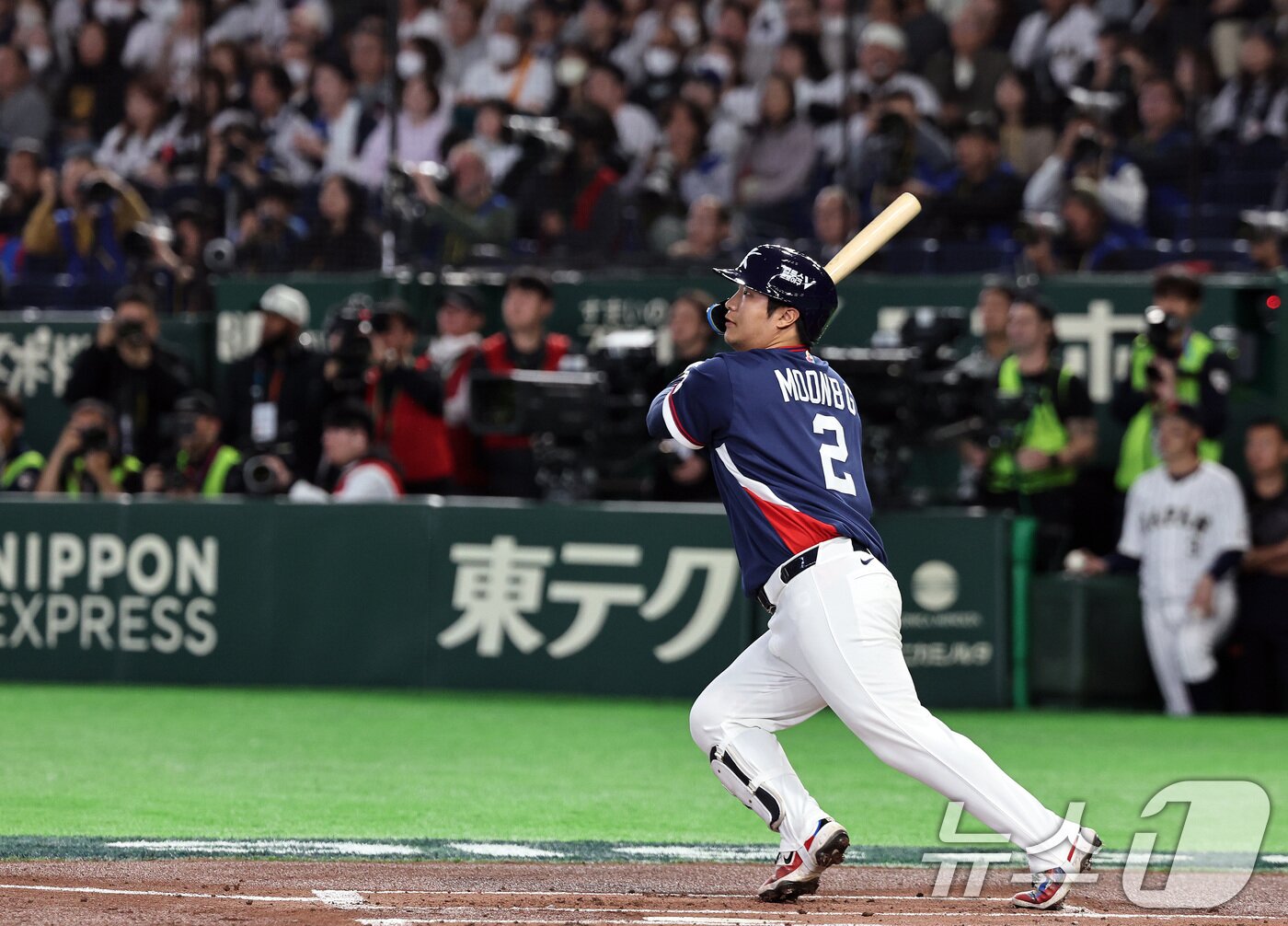 본문 이미지 - 7일 오후 일본 도쿄돔에서 열린 2026 월드베이스볼클래식 C조 조별리그 대한민국과 일본의 경기. 대한민국 문보경이 1회초 2사 1,2루때 2타점 2루타를 치고 있다. 2026.3.7 ⓒ 뉴스1 구윤성 기자