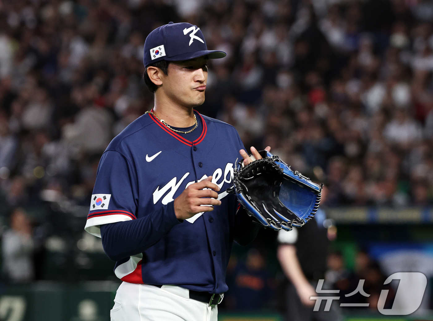 (도쿄=뉴스1) 구윤성 기자 = 7일 오후 일본 도쿄돔에서 열린 2026 월드베이스볼클래식 C조 조별리그 대한민국과 일본의 경기. 1회말 스즈키 세이야에게 투런포를 허용한 고영표가 …