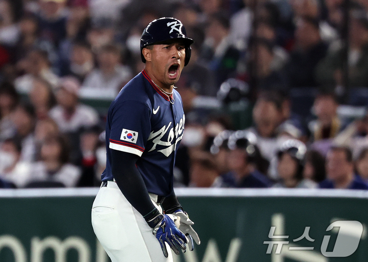 (도쿄=뉴스1) 구윤성 기자 = 7일 오후 일본 도쿄돔에서 열린 2026 월드베이스볼클래식 C조 조별리그 대한민국과 일본의 경기. 대한민국 저마이 존스가 1회초 무사 1루때 안타 …