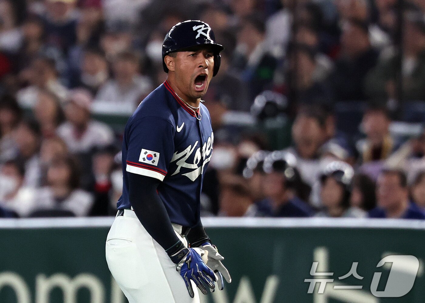 본문 이미지 - 7일 오후 일본 도쿄돔에서 열린 2026 월드베이스볼클래식 C조 조별리그 대한민국과 일본의 경기. 대한민국 저마이 존스가 1회초 무사 1루때 안타 친 뒤 포효하고 있다. 2026.3.7 ⓒ 뉴스1 구윤성 기자