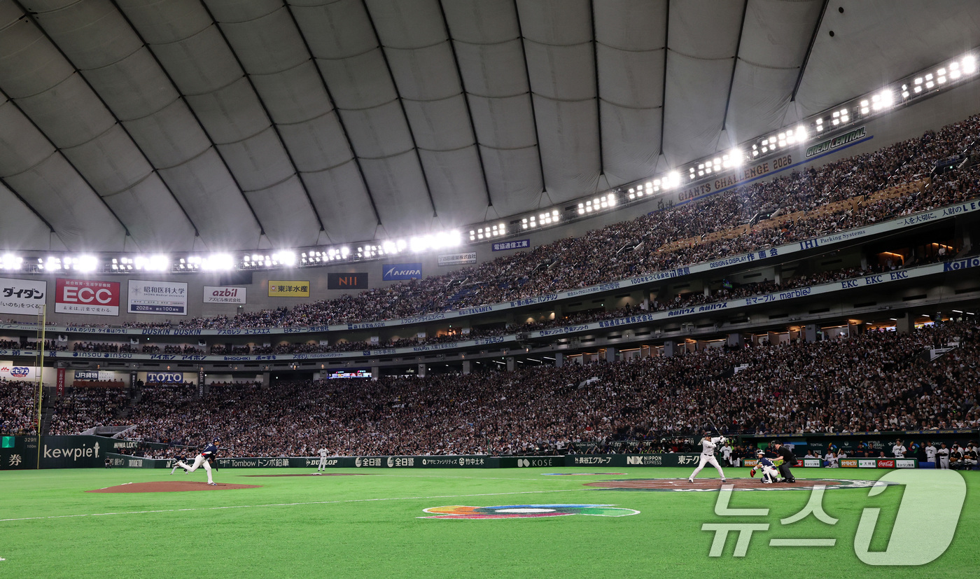 (도쿄=뉴스1) 구윤성 기자 = 7일 오후 일본 도쿄돔에서 열린 2026 월드베이스볼클래식 C조 조별리그 대한민국과 일본의 경기. 대한민국 선발투수 고영표가 1회말 일본의 오타니 …