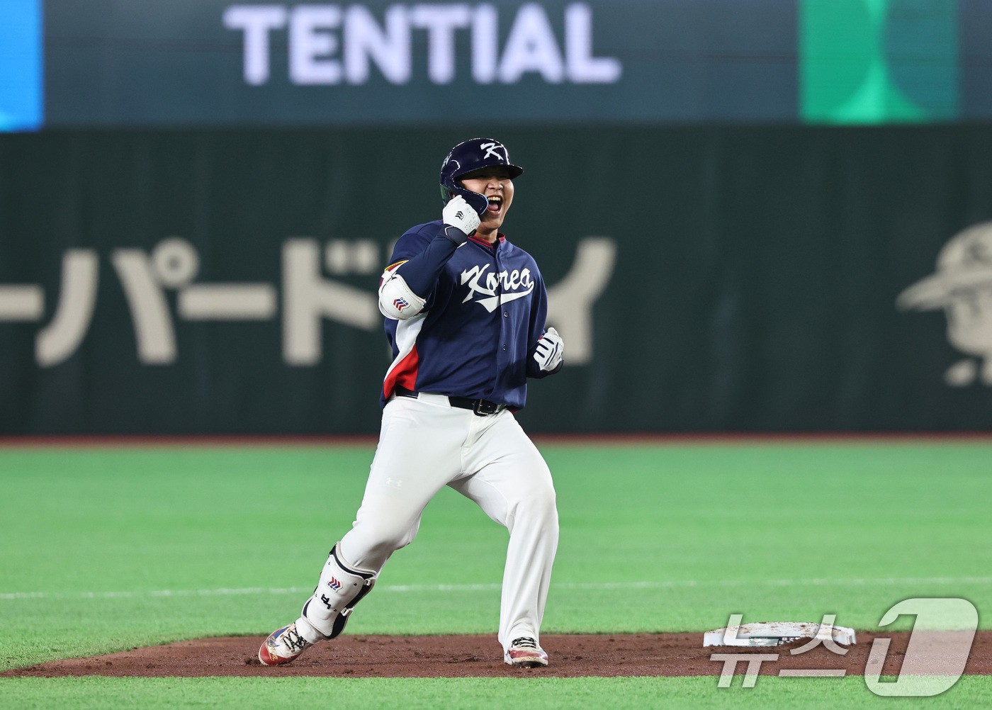 (도쿄=뉴스1) 구윤성 기자 = 7일 오후 일본 도쿄돔에서 열린 2026 월드베이스볼클래식 C조 조별리그 대한민국과 일본의 경기. 대한민국 문보경이 1회초 2사 1,2루때 2타점 …