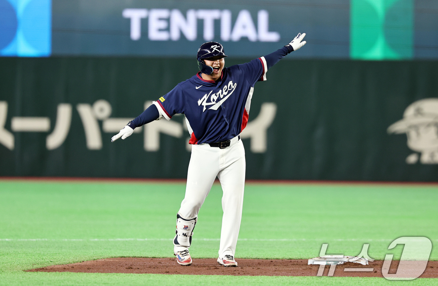 (도쿄=뉴스1) 구윤성 기자 = 7일 오후 일본 도쿄돔에서 열린 2026 월드베이스볼클래식 C조 조별리그 대한민국과 일본의 경기. 대한민국 문보경이 1회초 2사 1,2루때 2타점 …