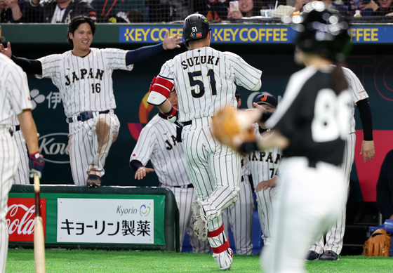 스즈키, 연타석 백투백 역전 솔로포