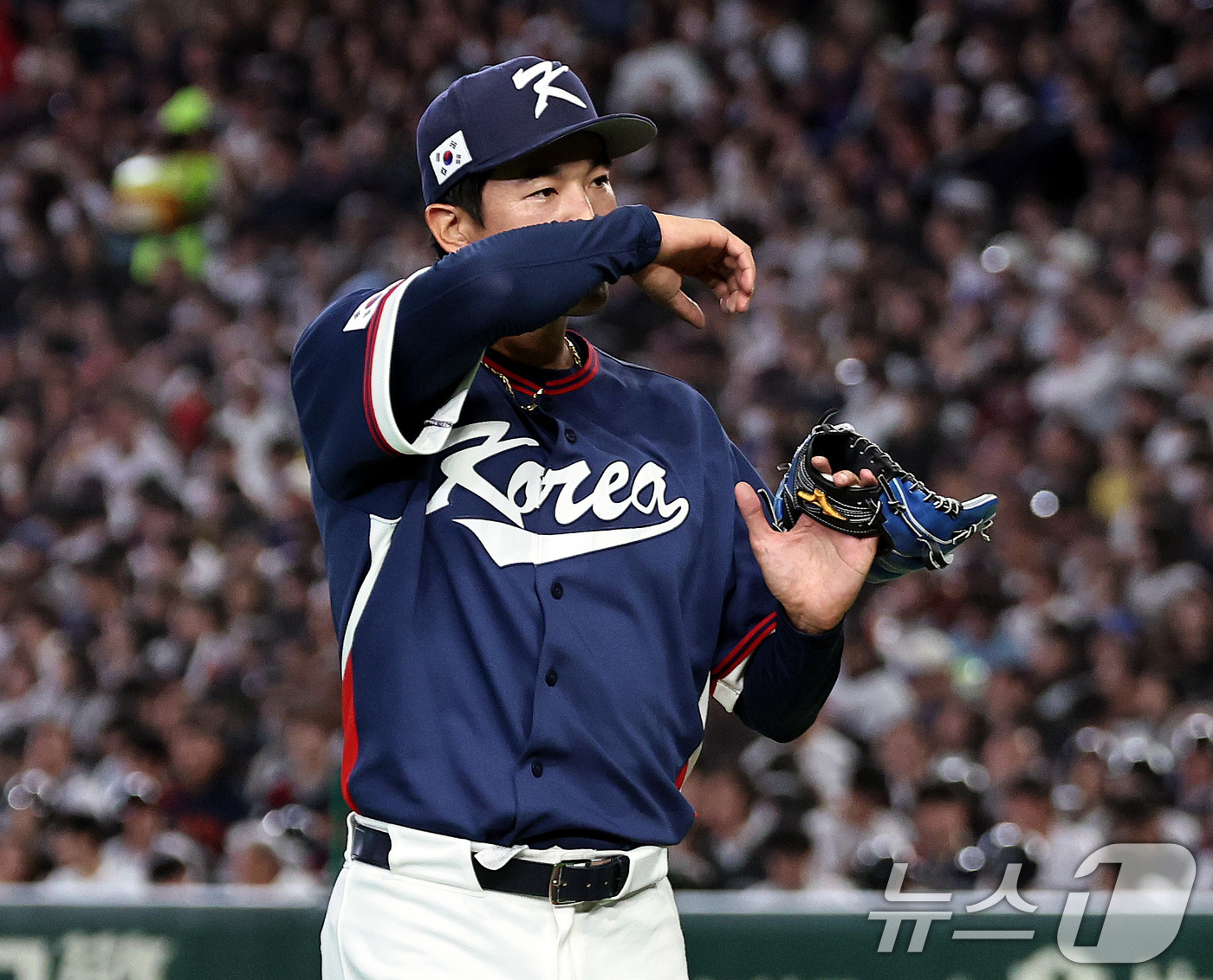 (도쿄=뉴스1) 구윤성 기자 = 7일 오후 일본 도쿄돔에서 열린 2026 월드베이스볼클래식 C조 조별리그 대한민국과 일본의 경기. 대한민국 선발투수 고영표가 3회말 일본의 오타니, …