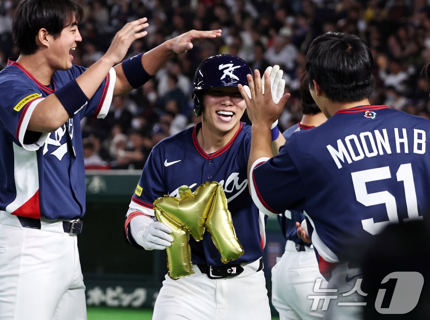 본문 이미지 - 7일 오후 일본 도쿄돔에서 열린 2026 월드베이스볼클래식 C조 조별리그 대한민국과 일본의 경기. 대한민국 김혜성이 4회초 1사 1루 상황에서 동점 투런홈런을 친 뒤 기쁨을 나누고 있다. 2026.3.7 ⓒ 뉴스1 구윤성 기자