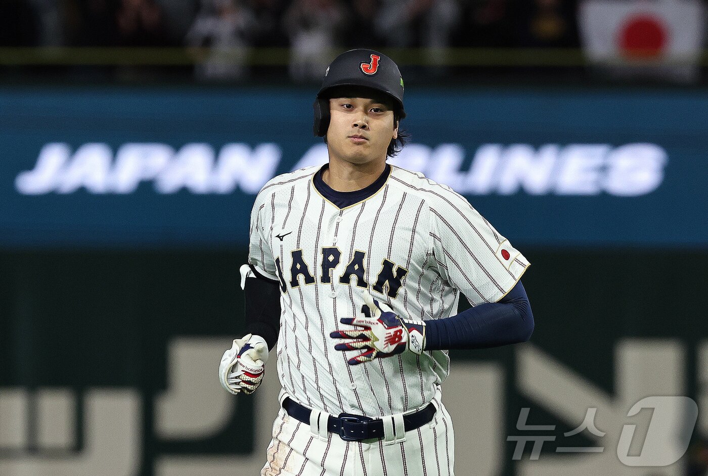 본문 이미지 - 7일 오후 일본 도쿄돔에서 열린 2026 월드베이스볼클래식 C조 조별리그 대한민국과 일본의 경기. 3회말 1사 주자 없는 상황때 일본의 오타니 쇼헤이가 고영표를 상대로 동점 솔로홈런을 치고 그라운드를 돌고 있다. 2026.3.7 ⓒ 뉴스1 구윤성 기자