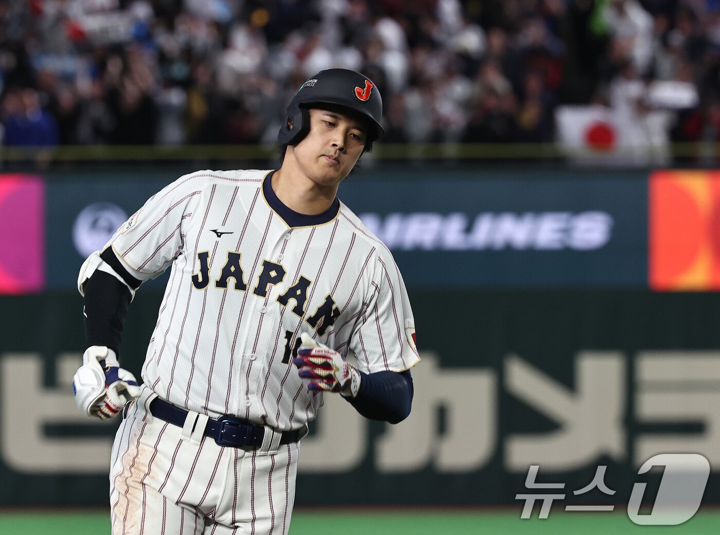 본문 이미지 - 7일 오후 일본 도쿄돔에서 열린 2026 월드베이스볼클래식 C조 조별리그 대한민국과 일본의 경기. 3회말 1사 주자 없는 상황때 일본의 오타니 쇼헤이가 고영표를 상대로 동점 솔로홈런을 치고 그라운드를 돌고 있다. 2026.3.7 ⓒ 뉴스1 구윤성 기자