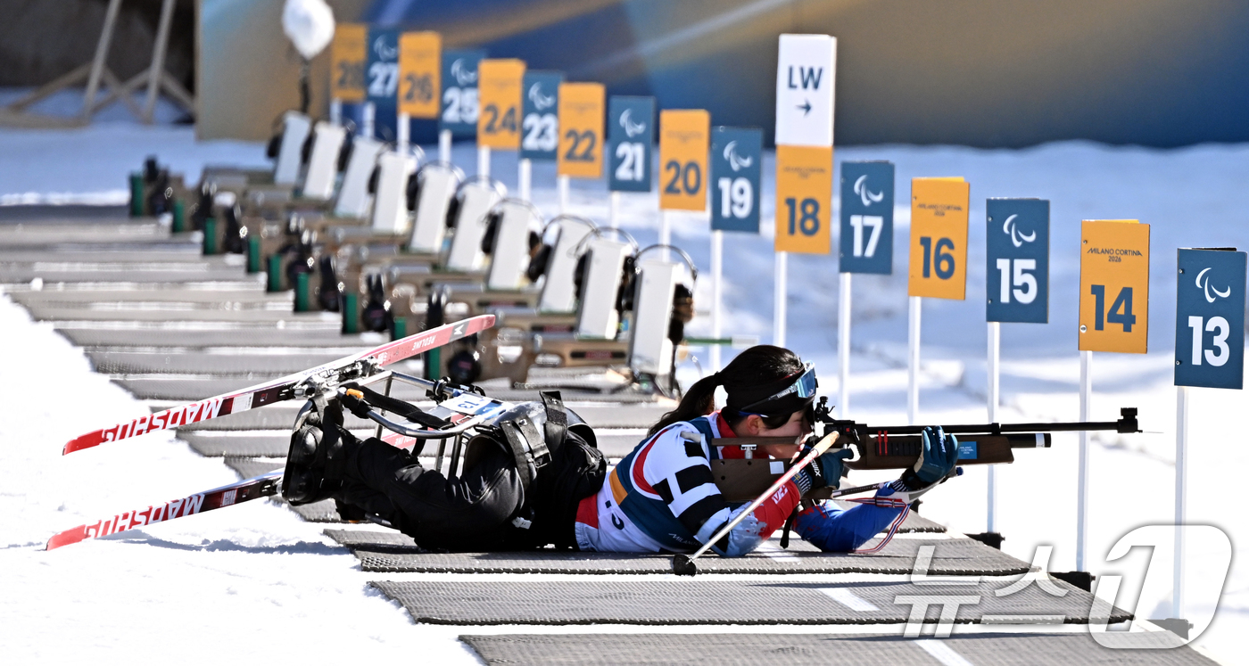 (서울=뉴스1) 사진기자공동취재단 = 바이애슬론 김윤지가 7일(현지시간) 이탈리아 테세로 크로스컨트리 스키 스타디움에서 열린 2026 밀라노 코르티나 동계패림픽 바이애슬론 스프린트 …