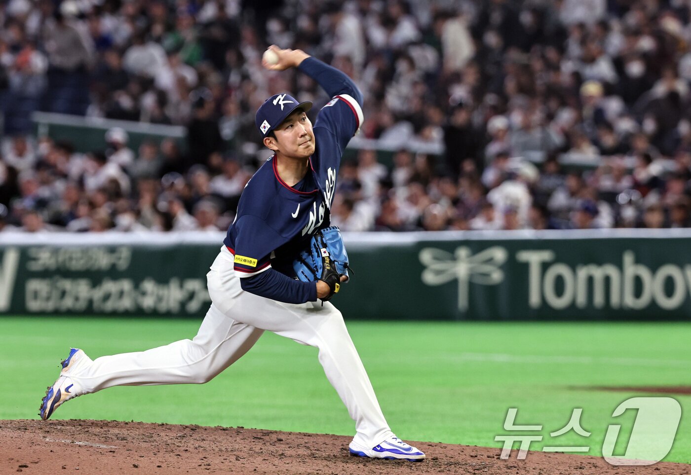 본문 이미지 - 7일 오후 일본 도쿄돔에서 열린 2026 월드베이스볼클래식 C조 조별리그 대한민국과 일본의 경기. 대한민국 손주영이 역투하고 있다. 2026.3.7 ⓒ 뉴스1 구윤성 기자