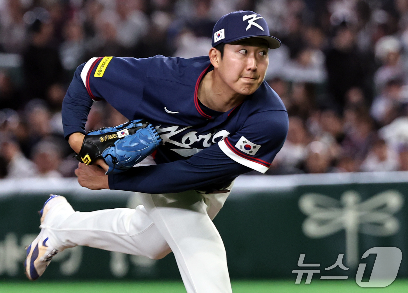 (도쿄=뉴스1) 구윤성 기자 = 7일 오후 일본 도쿄돔에서 열린 2026 월드베이스볼클래식 C조 조별리그 대한민국과 일본의 경기. 대한민국 손주영이 역투하고 있다. 2026.3.7 …