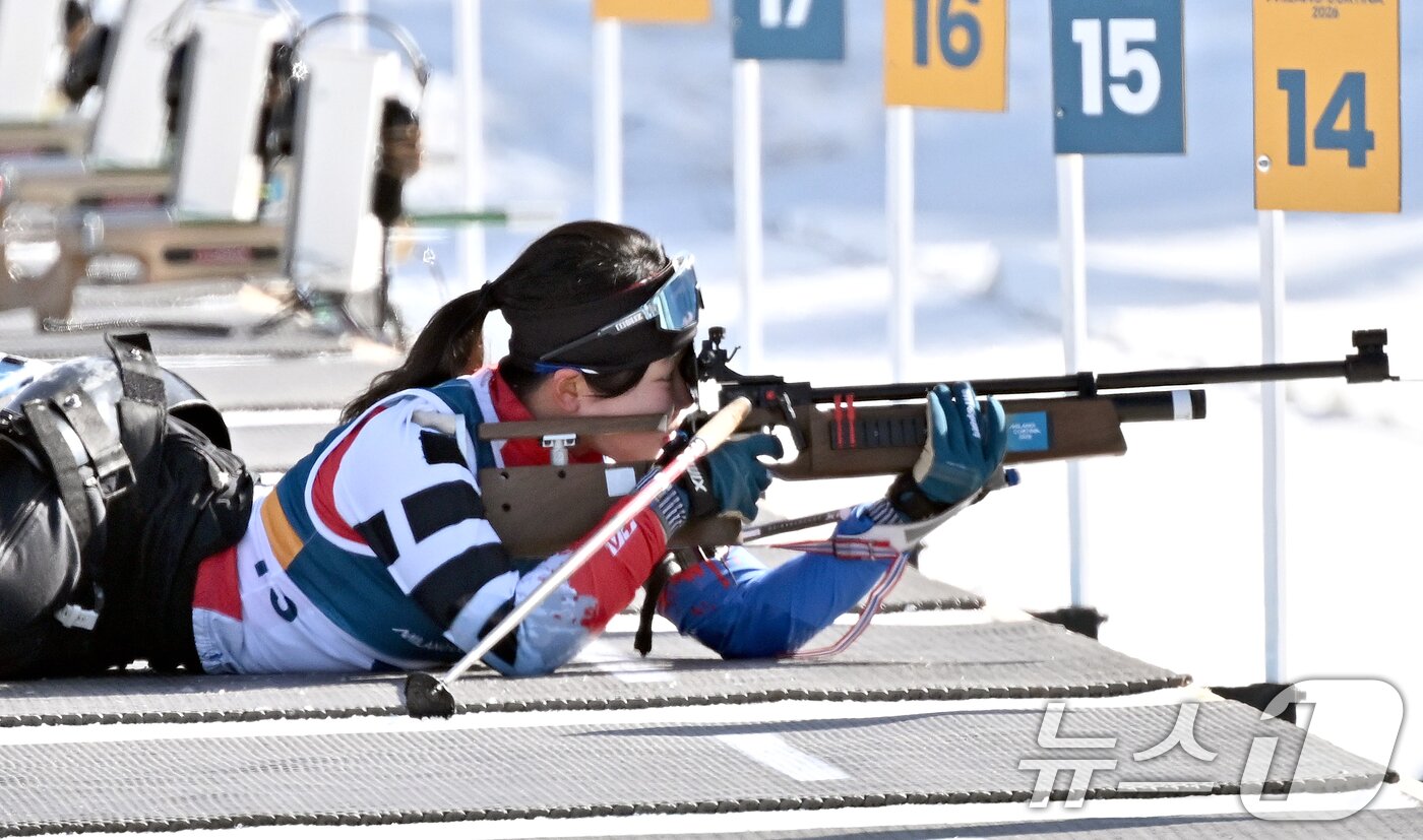 본문 이미지 - 바이애슬론 김윤지가 7일(현지시간) 이탈리아 테세로 크로스컨트리 스키 스타디움에서 열린 2026 밀라노 코르티나 동계패림픽 바이애슬론 스프린트 7.5km 경기에서 사격을 하고 있다. 2026.3.7 ⓒ 뉴스1 사진기자공동취재단