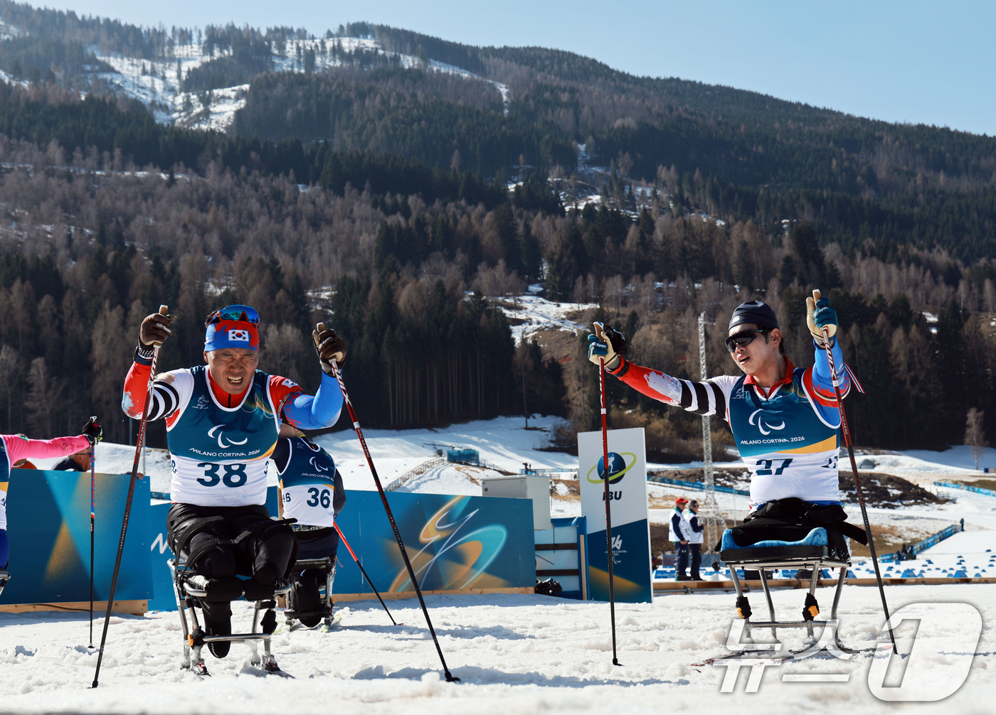 (서울=뉴스1) 사진기자공동취재단 = 바이애슬론 신의현(왼쪽)과 원유민이 7일(현지시간) 이탈리아 테세로 크로스컨트리 스키 스타디움에서 열린 2026 밀라노 코르티나 동계패림픽 바 …