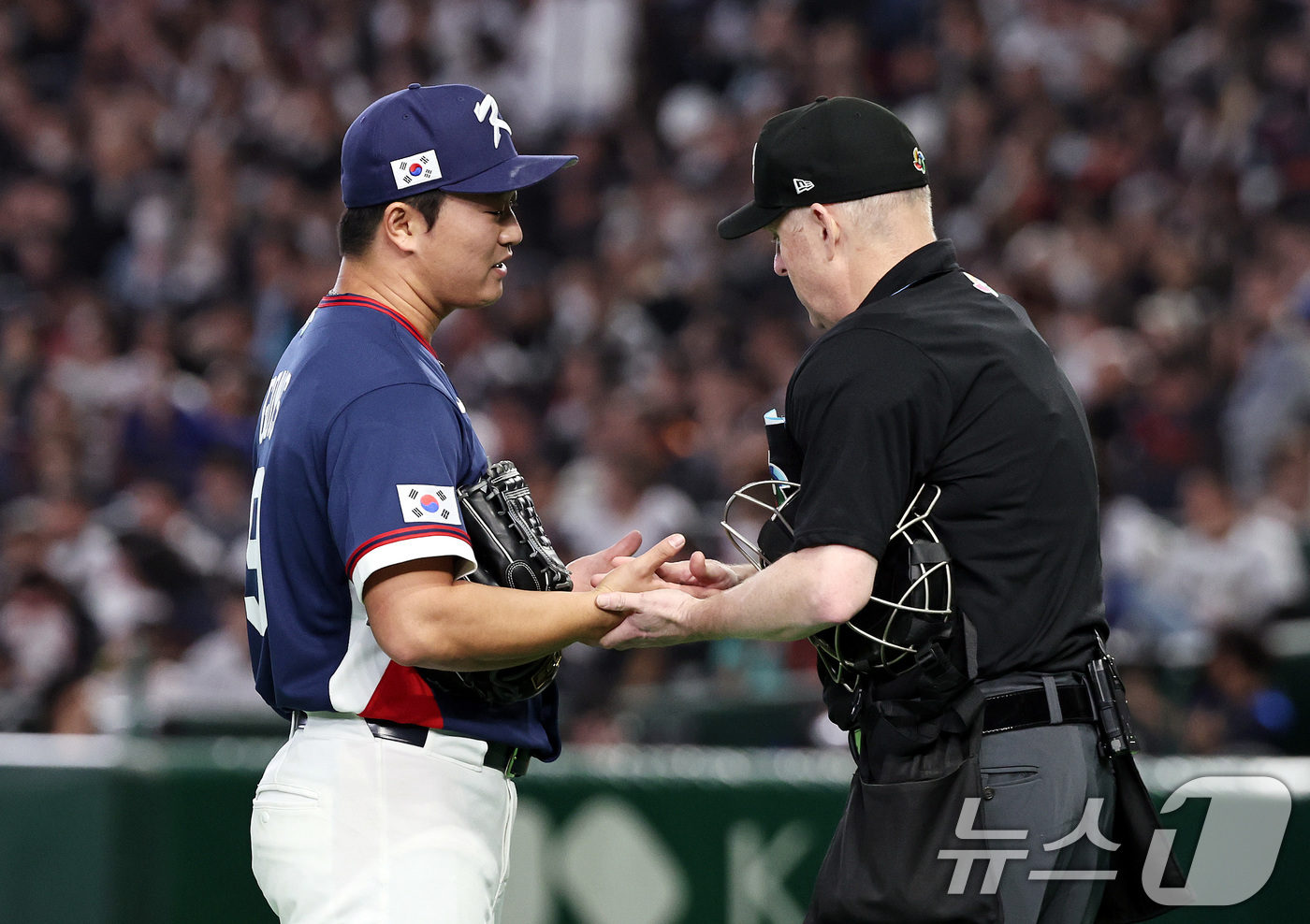 (도쿄=뉴스1) 구윤성 기자 = 7일 오후 일본 도쿄돔에서 열린 2026 월드베이스볼클래식 C조 조별리그 대한민국과 일본의 경기. 대한민국 투수 고우석이 6회말 무실점으로 이닝을 …