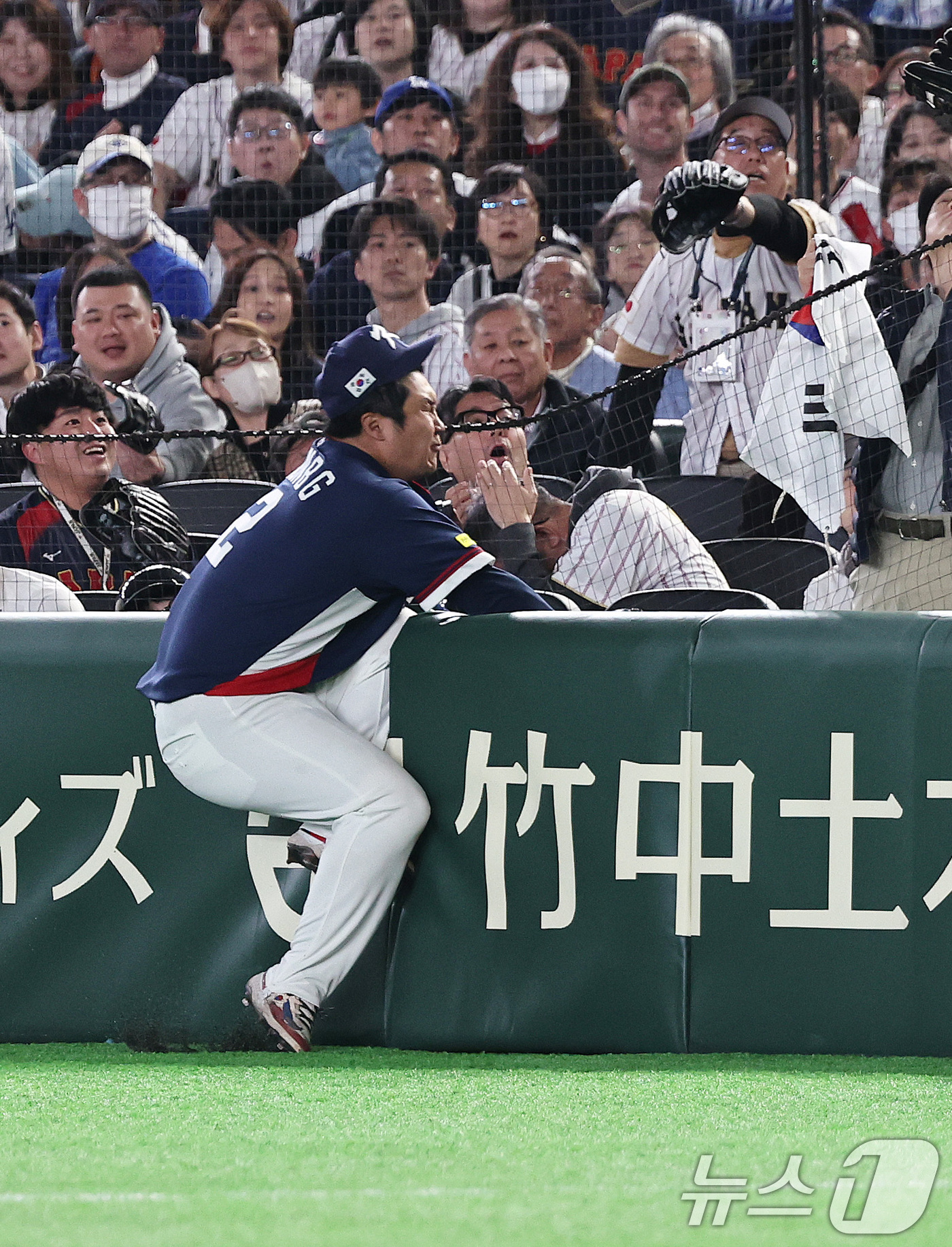 (도쿄=뉴스1) 구윤성 기자 = 7일 오후 일본 도쿄돔에서 열린 2026 월드베이스볼클래식 C조 조별리그 대한민국과 일본의 경기. 대한민국 1루수 문보경이 7회말 일본의 선두타자 …