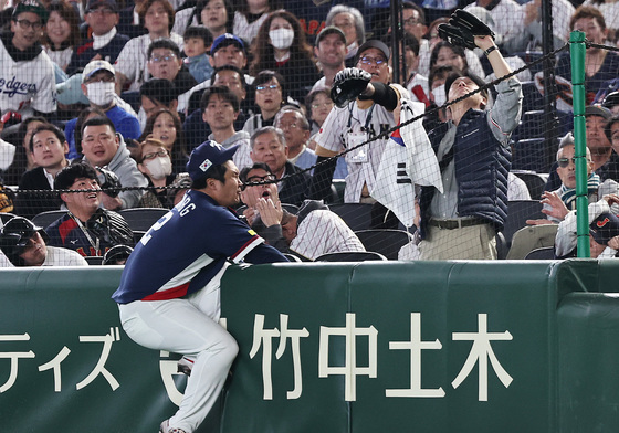 펜스에 몸 날린 문보경 "파울 타구 꼭 잡고 싶었는데"[WBC]