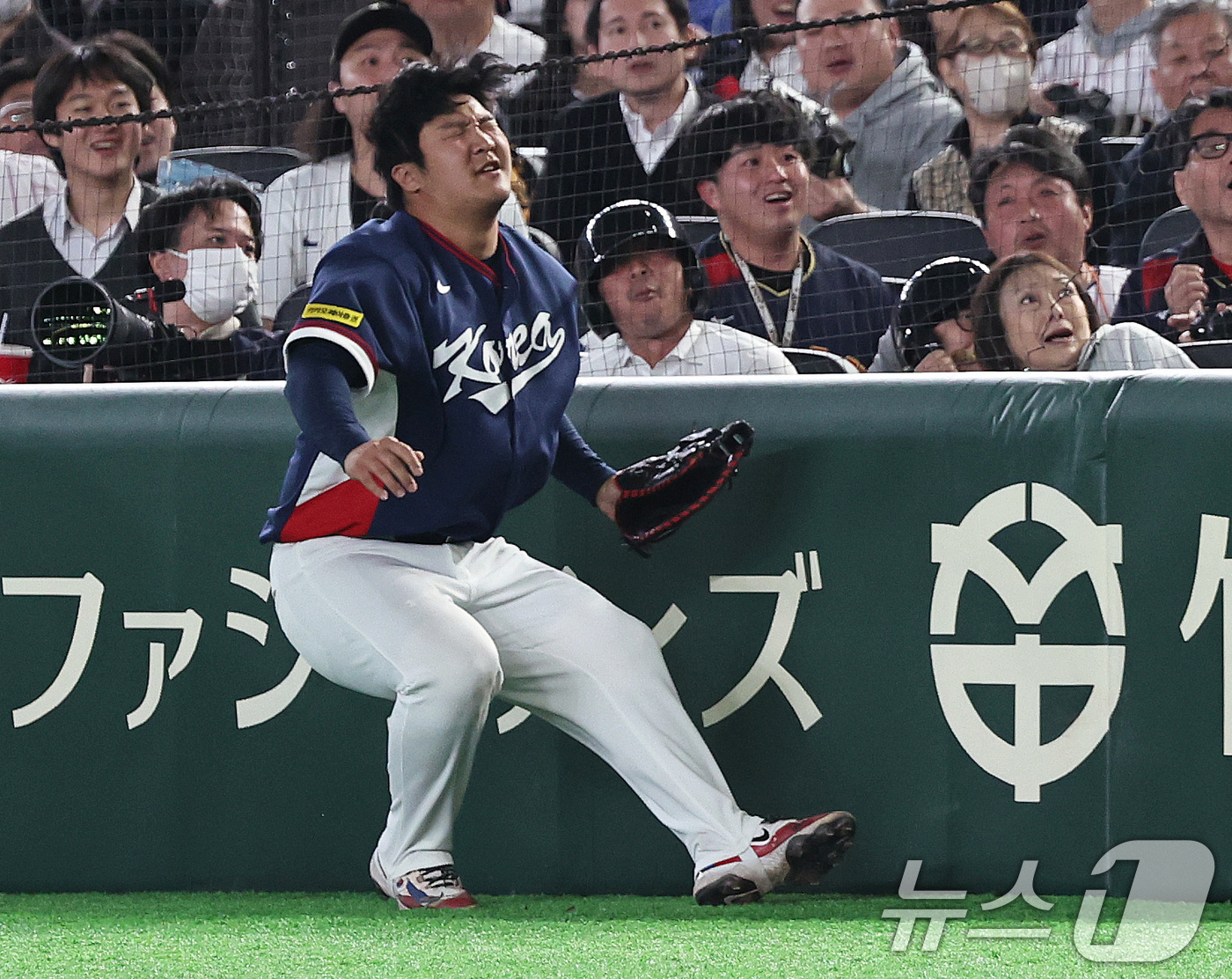 (도쿄=뉴스1) 구윤성 기자 = 7일 오후 일본 도쿄돔에서 열린 2026 월드베이스볼클래식 C조 조별리그 대한민국과 일본의 경기. 대한민국 1루수 문보경이 7회말 일본의 선두타자 …