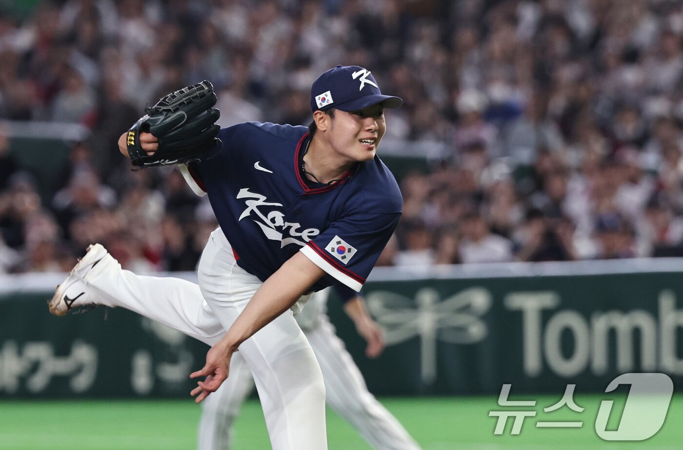 본문 이미지 - 7일 오후 일본 도쿄돔에서 열린 2026 월드베이스볼클래식 C조 조별리그 대한민국과 일본의 경기. 대한민국 투수 김영규가 7회말 역투하고 있다. 2026.3.7 ⓒ 뉴스1 구윤성 기자