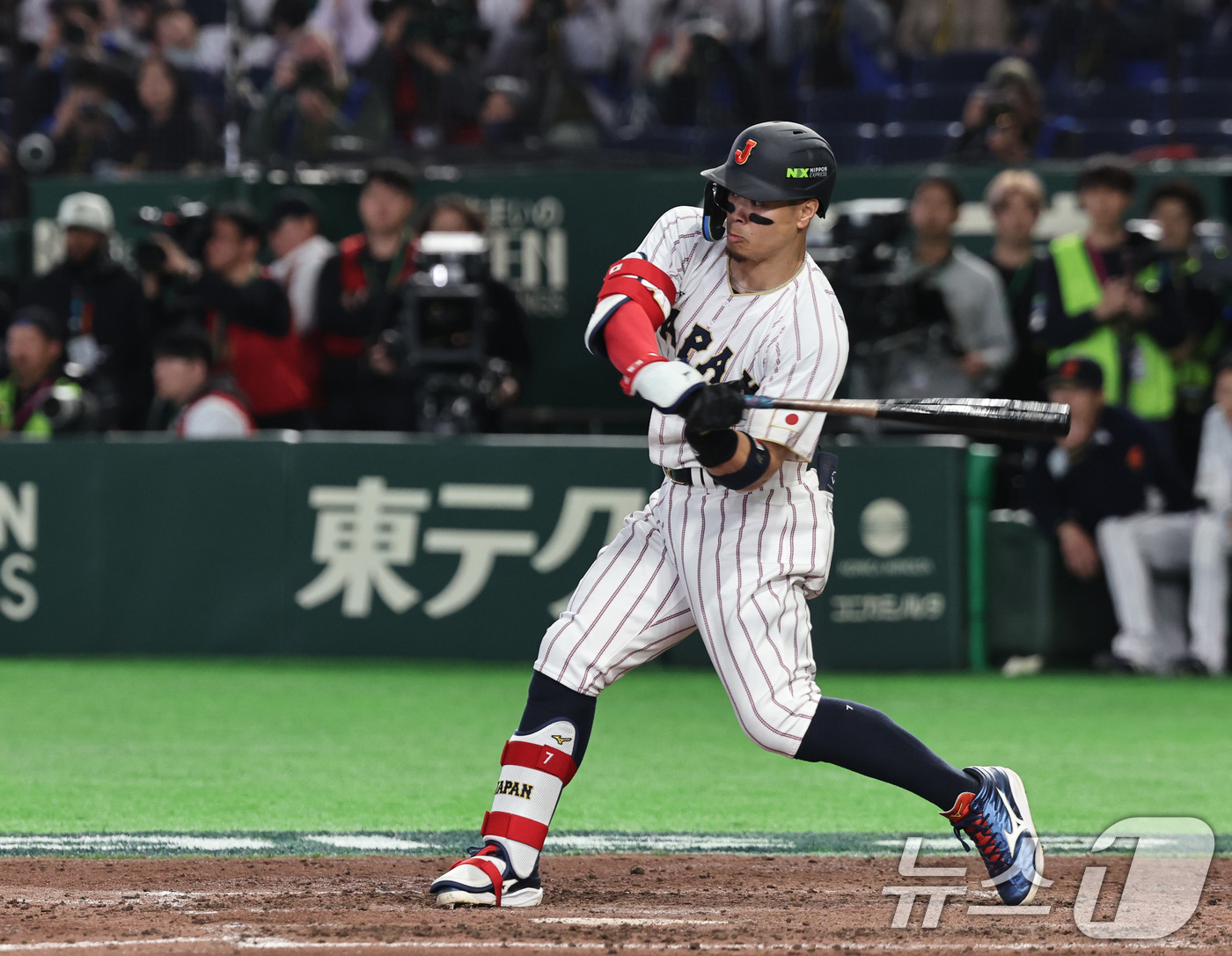 (도쿄=뉴스1) 구윤성 기자 = 7일 오후 일본 도쿄돔에서 열린 2026 월드베이스볼클래식 C조 조별리그 대한민국과 일본의 경기. 일본 사토 테루야키가 7회말 2사 2루 상황에서 …