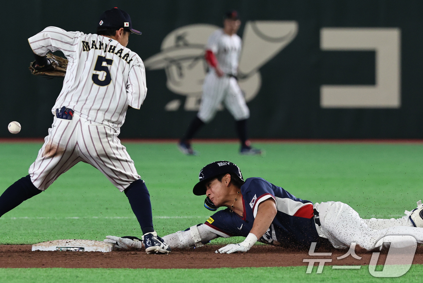 (도쿄=뉴스1) 구윤성 기자 = 7일 오후 일본 도쿄돔에서 열린 2026 월드베이스볼클래식 C조 조별리그 대한민국과 일본의 경기. 8회말 대한민국 선두타자 이정후가 안타를 친 뒤 …