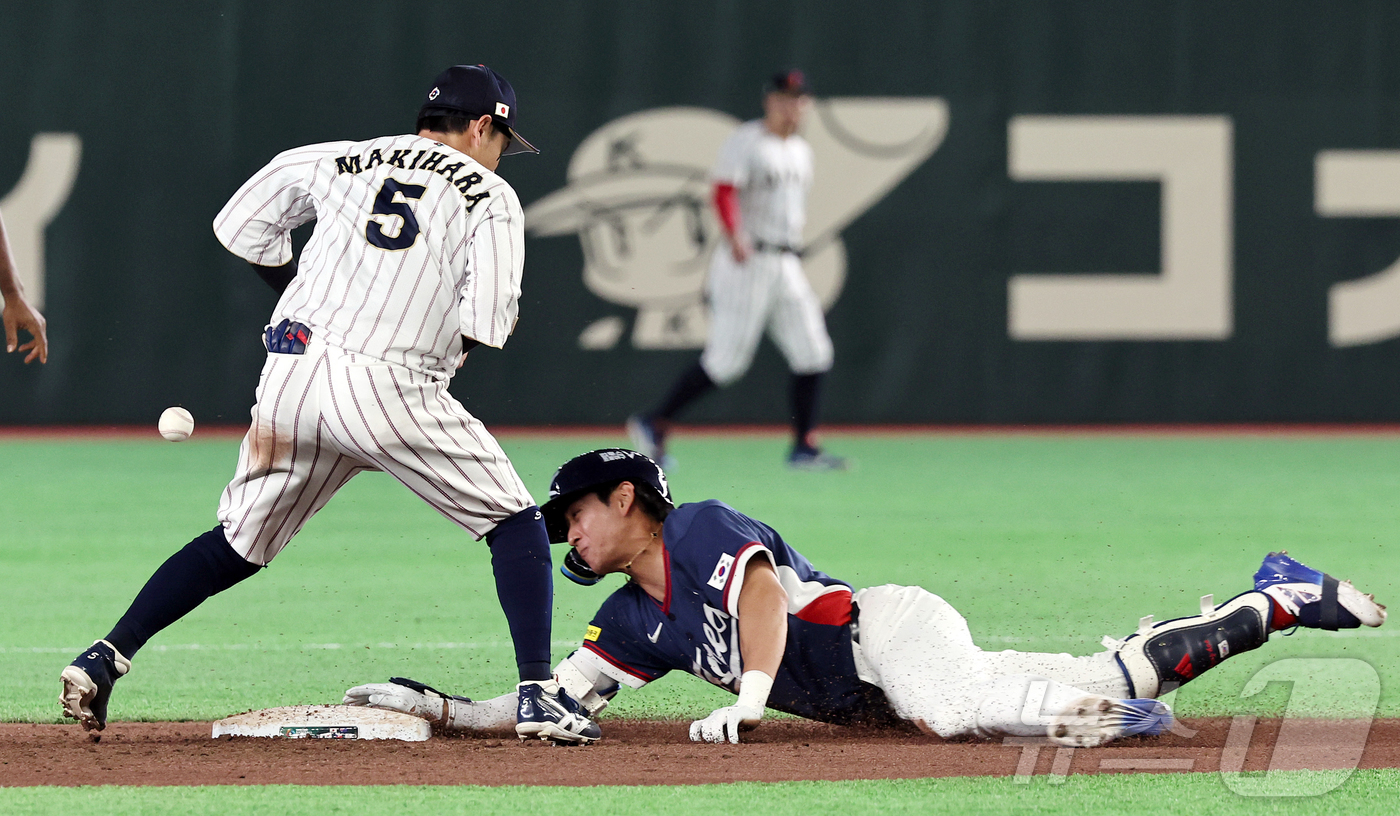 (도쿄=뉴스1) 구윤성 기자 = 7일 오후 일본 도쿄돔에서 열린 2026 월드베이스볼클래식 C조 조별리그 대한민국과 일본의 경기. 8회말 대한민국 선두타자 이정후가 안타를 친 뒤 …