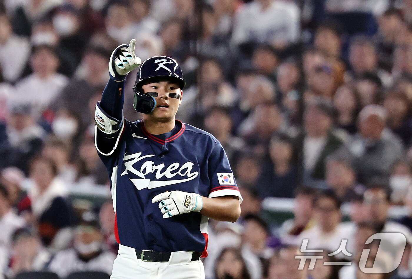 본문 이미지 - 7일 오후 일본 도쿄돔에서 열린 2026 월드베이스볼클래식 C조 조별리그 대한민국과 일본의 경기. 대한민국 김주원이 8회말 2사 1,2루상황때 1타점 적시타를 친 뒤 세리머니하고 있다. 2026.3.7 ⓒ 뉴스1 구윤성 기자