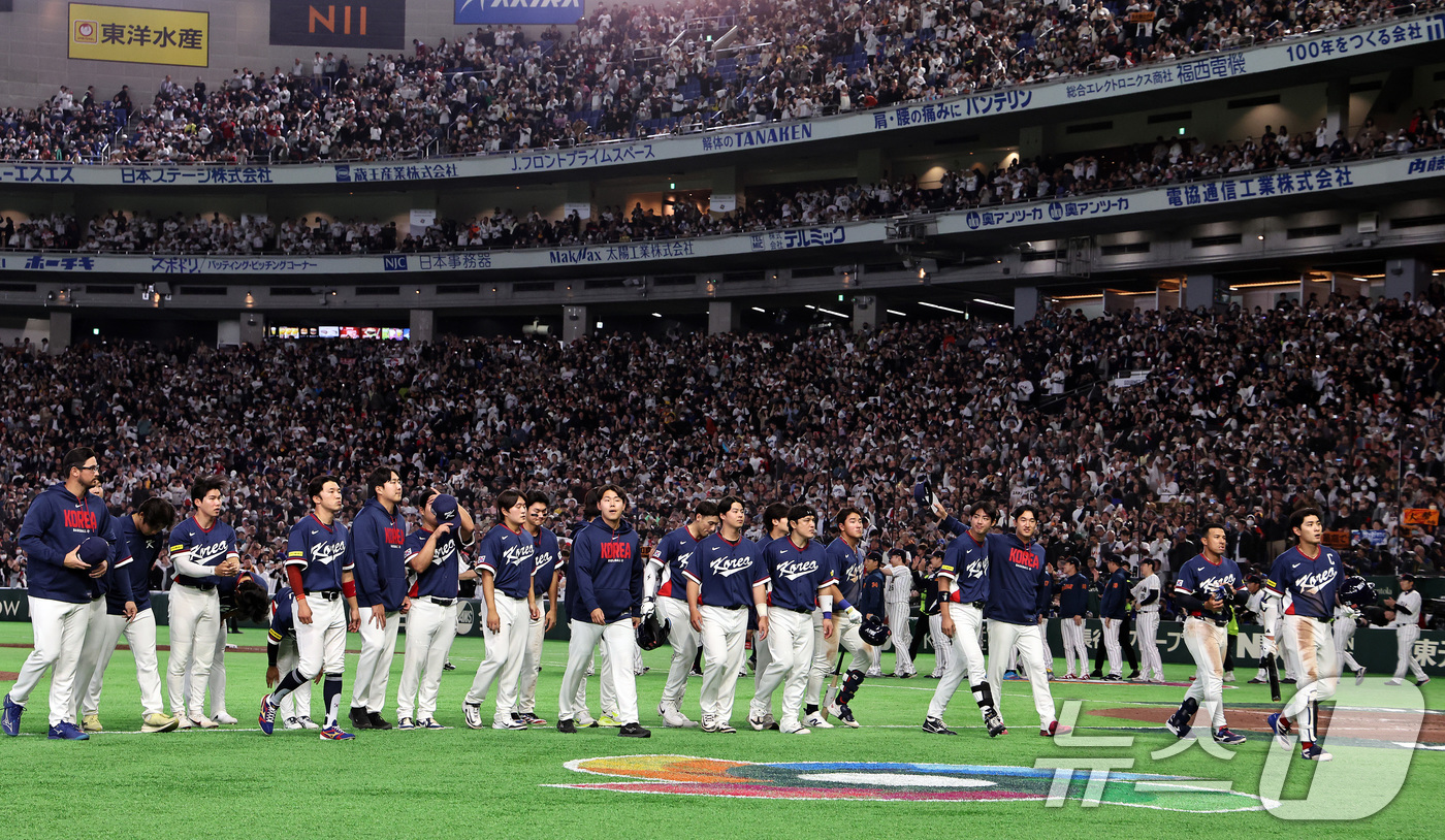 (도쿄=뉴스1) 구윤성 기자 = 7일 오후 일본 도쿄돔에서 열린 2026 월드베이스볼클래식 C조 조별리그 대한민국과 일본의 경기. 일본에 6대8로 패배한 대한민국 선수들이 그라운드 …