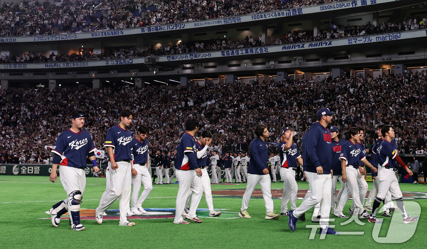 (도쿄=뉴스1) 구윤성 기자 = 7일 오후 일본 도쿄돔에서 열린 2026 월드베이스볼클래식 C조 조별리그 대한민국과 일본의 경기. 일본에 6대8로 패배한 대한민국 선수들이 그라운드 …