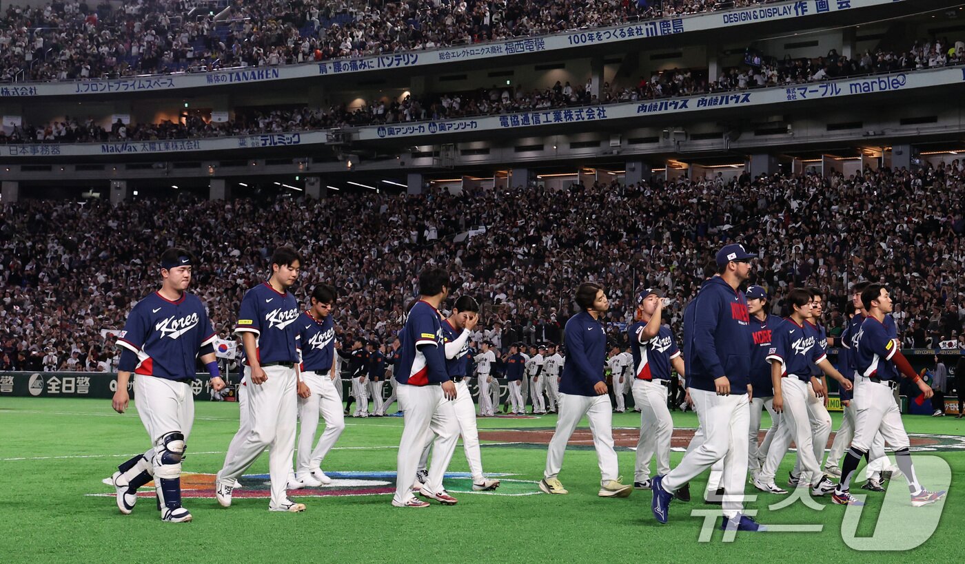본문 이미지 - 7일 오후 일본 도쿄돔에서 열린 2026 월드베이스볼클래식 C조 조별리그 대한민국과 일본의 경기. 일본에 6대8로 패배한 대한민국 선수들이 그라운드를 나서고 있다. 2026.3.7 ⓒ 뉴스1 구윤성 기자