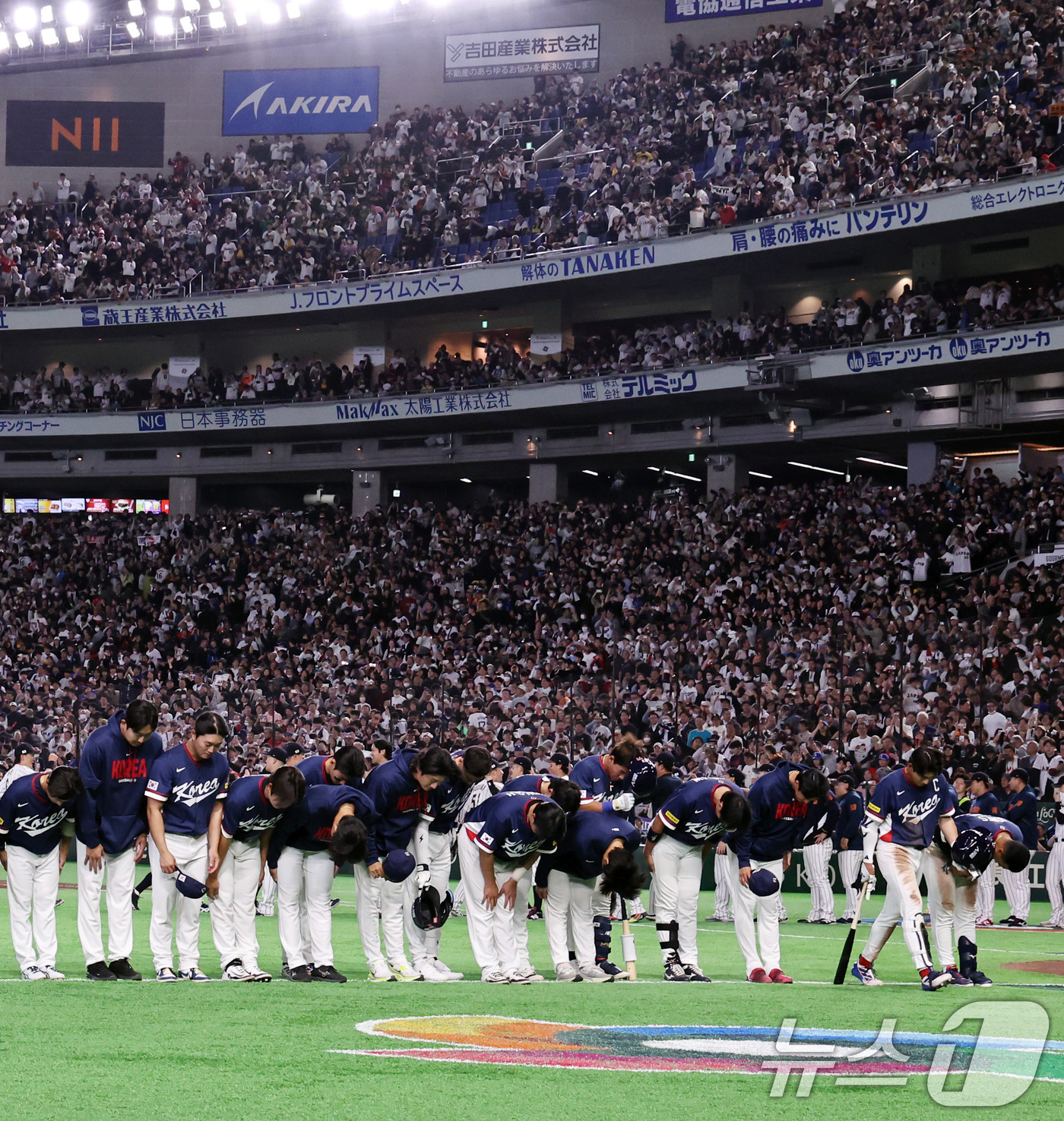 (도쿄=뉴스1) 구윤성 기자 = 7일 오후 일본 도쿄돔에서 열린 2026 월드베이스볼클래식 C조 조별리그 대한민국과 일본의 경기. 일본에 8대6으로 패배한 대한민국 선수들이 팬들에 …