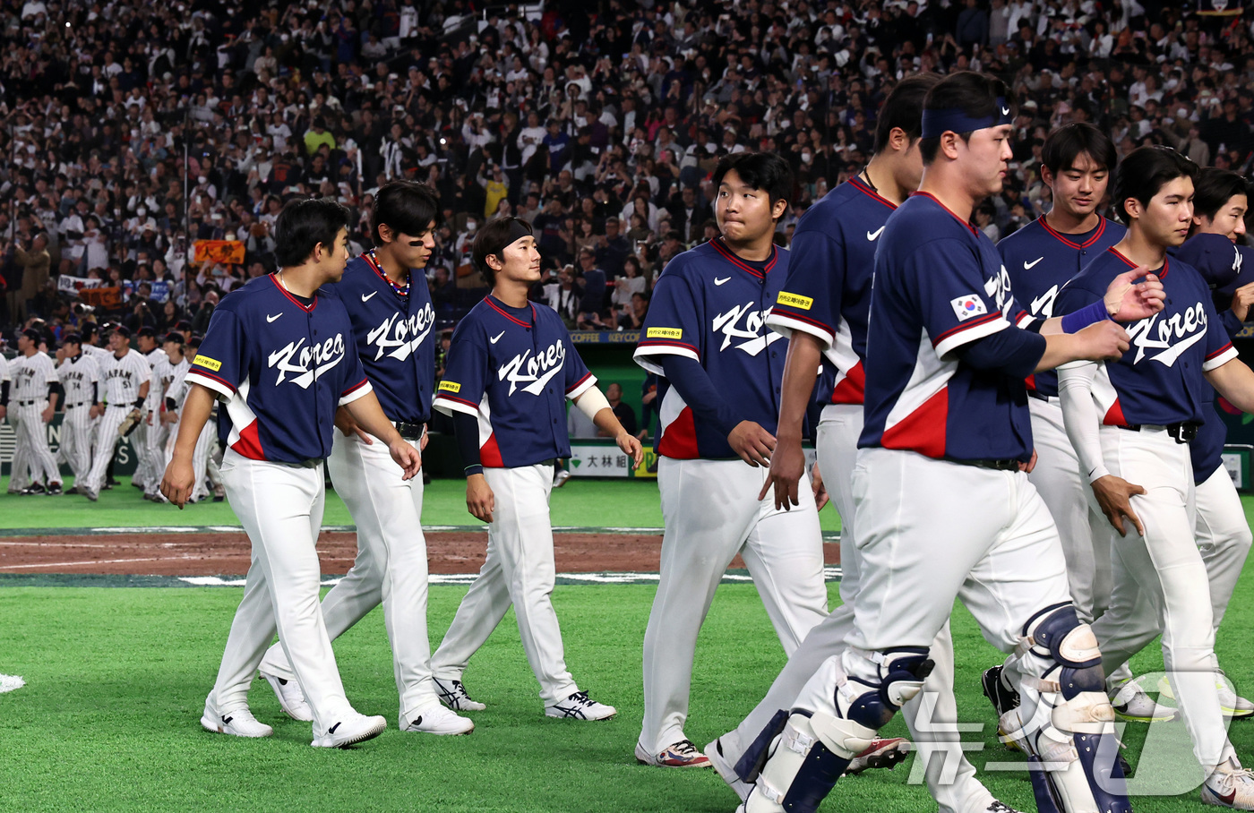 (도쿄=뉴스1) 구윤성 기자 = 7일 오후 일본 도쿄돔에서 열린 2026 월드베이스볼클래식 C조 조별리그 대한민국과 일본의 경기. 일본에 8대6으로 패배한 대한민국 선수들이 그라운 …