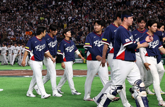 '아쉬움 삼키며'