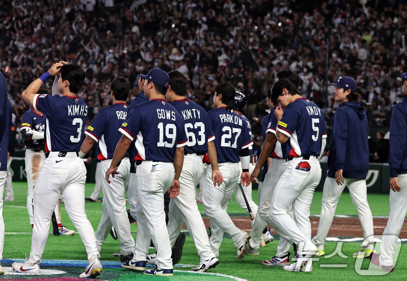 본문 이미지 - 7일 오후 일본 도쿄돔에서 열린 2026 월드베이스볼클래식 C조 조별리그 대한민국과 일본의 경기. 일본에 8대6으로 패배한 대한민국 선수들이 그라운드를 나서고 있다. 2026.3.7 ⓒ 뉴스1 구윤성 기자