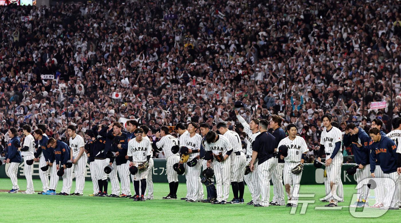 (도쿄=뉴스1) 구윤성 기자 = 7일 오후 일본 도쿄돔에서 열린 2026 월드베이스볼클래식 C조 조별리그 대한민국과 일본의 경기. 대한민국에 8대 6 역전승을 거둔 일본 선수들이 …