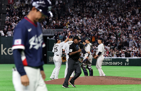 승리 기쁨 나누는 日
