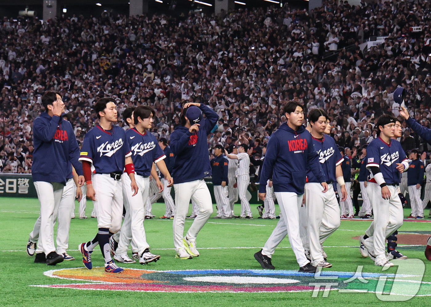 (도쿄=뉴스1) 구윤성 기자 = 7일 오후 일본 도쿄돔에서 열린 2026 월드베이스볼클래식 C조 조별리그 대한민국과 일본의 경기. 일본에 8대6으로 패배한 대한민국 선수들이 그라운 …