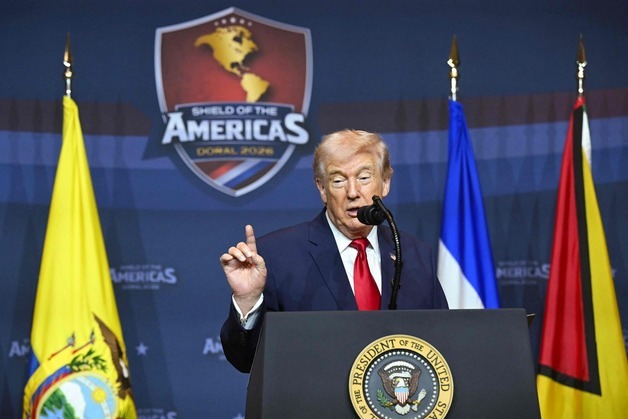 트럼프 "이란 공군·해군·통신망 초토화…세계에 좋은 일"